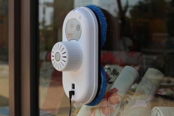 Мыть окна моющим пылесосом: можно ли использовать прибор для чистки стекол, как правильно им пользоваться? Мыть окна моющим пылесосом: можно ли использовать прибор для чистки стекол, как правильно им пользоваться?