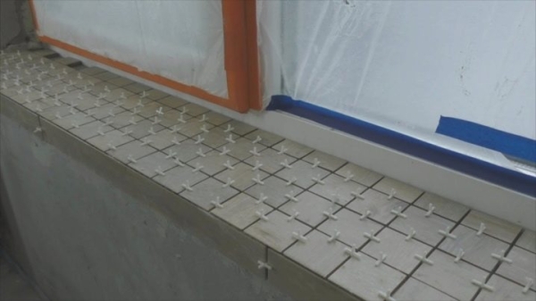 Отделка подоконника плиткой Отделка подоконника плиткой