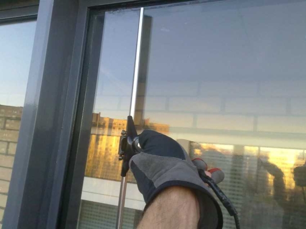 Мыть окна моющим пылесосом: можно ли использовать прибор для чистки стекол, как правильно им пользоваться? Мыть окна моющим пылесосом: можно ли использовать прибор для чистки стекол, как правильно им пользоваться?