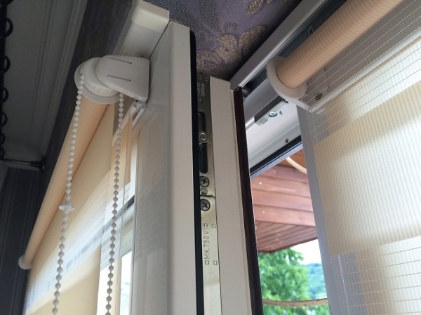 Рулонные шторы «день-ночь» на пластиковые окна: в интерьере, выбор конструкции, монтаж Рулонные шторы «день-ночь» на пластиковые окна: в интерьере, выбор конструкции, монтаж