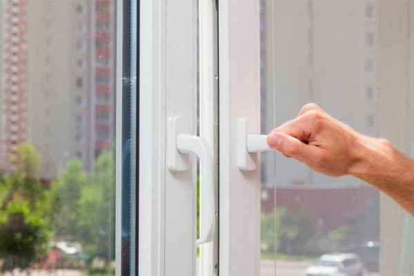 Мыть окна моющим пылесосом: можно ли использовать прибор для чистки стекол, как правильно им пользоваться? Мыть окна моющим пылесосом: можно ли использовать прибор для чистки стекол, как правильно им пользоваться?