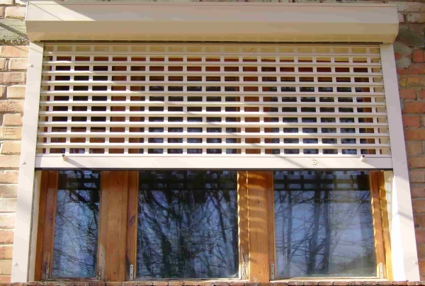 Определяемся с выбором: рольставни или решетки?