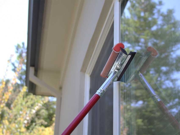 Мыть окна моющим пылесосом: можно ли использовать прибор для чистки стекол, как правильно им пользоваться? Мыть окна моющим пылесосом: можно ли использовать прибор для чистки стекол, как правильно им пользоваться?