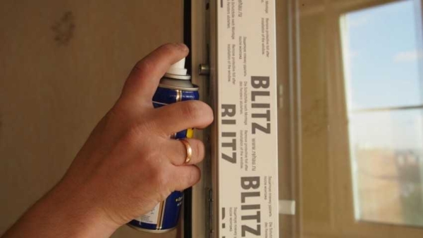 Мыть окна моющим пылесосом: можно ли использовать прибор для чистки стекол, как правильно им пользоваться? Мыть окна моющим пылесосом: можно ли использовать прибор для чистки стекол, как правильно им пользоваться?