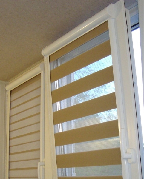 Рулонные шторы «день-ночь» на пластиковые окна: в интерьере, выбор конструкции, монтаж Рулонные шторы «день-ночь» на пластиковые окна: в интерьере, выбор конструкции, монтаж