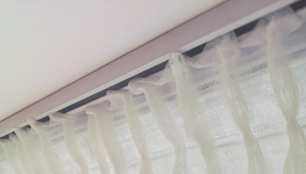 Гардины для штор, виды карнизов для штор, какие лучше выбрать самые удобные настенные варианты в зал — 39 фото