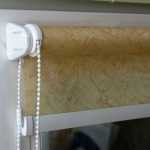 Рулонные шторы «день-ночь» на пластиковые окна: в интерьере, выбор конструкции, монтаж Рулонные шторы «день-ночь» на пластиковые окна: в интерьере, выбор конструкции, монтаж