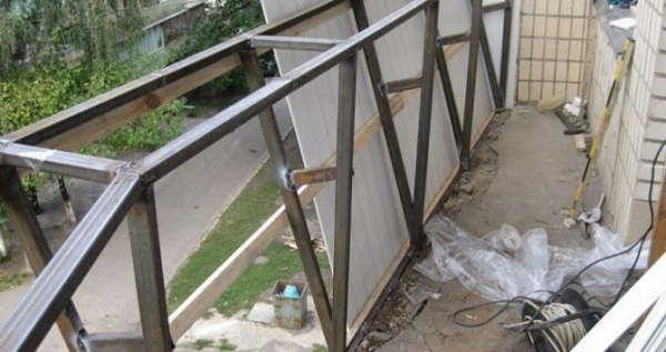 На сколько должен выступать подоконник от стены На сколько должен выступать подоконник от стены