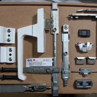 Фурнитура для алюминиевых окон: противовзломная продукция для раздвижных конструкций, ручки и комплектующие, гребенка и уплотнитель