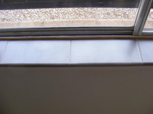 Отделка подоконника плиткой Отделка подоконника плиткой